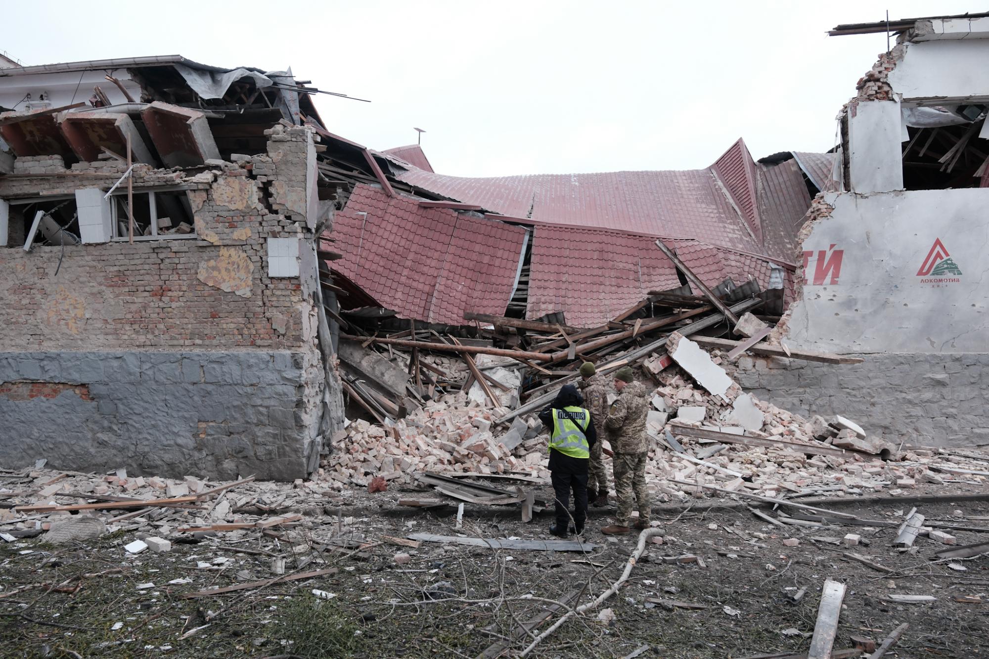 Легендарний стадіон у Києві постраждав через обстріли: фото до і після